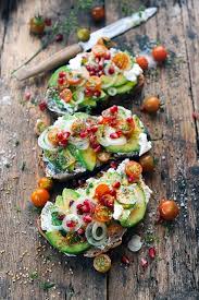 Mes Tartines Au Chevre Frais Et A L Avocat Furieusement Bordeliques Parce Qu J Veux D La Fraicheur Recettes De Cuisine Recette Tartine Cuisine
