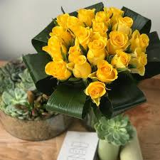 Flowers are the best way to convey one's feeling. Friendship Yellow Roses Fresh Flowers Free Uk Delivery