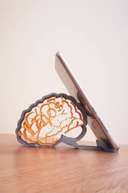 Szeretnel Te Is Ilyen Egyedi Nevvel Ellatott Agy Formaju Asztali Telefontartot Idealis Ajandek Legertelmesebb Baratod Phone Stand Cellular Phone Phone Holder