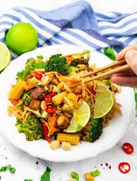 Dieses Vegane Pad Thai Mit Knusprigem Tofu Und Frischem Gemuse Ist Das Perfekte Abendessen E Veganes Pad Thai Vollwerternahrung Rezepte Leckere Vegane Rezepte