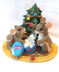 United kingdom, czech republic, 2021. Vintage Charming Tails By Dean Griff Christmas Treasures Mouse Club Exclusive Retired In 2021 Charming Tails Mice Cute Christmas Decorations Hello Kitty Christmas