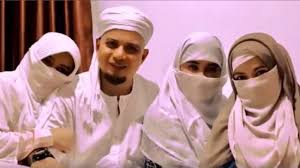 Sebab, segera setelah bom meledak, ada yang berupaya mengaitkannya dengan islam. Ustad Arifin Ilham Perkenalkan Istri Ketiga Benarkah Kini Tak Banyak Kritikan Soal Poligami Bbc News Indonesia
