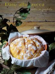 Come ogni ricetta tradizionale, esistono diverse versioni con aggiunta di formaggio all'interno, all'aglio , con aromi misti. Pane Alla Zucca Cotto In Pentola Morbido E Profumato Al Basilico