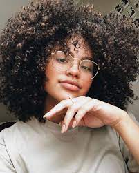 Dietro al capello riccio si nascondono anni di discriminazione che ci hanno portato a cambiare la loro forma, abbiamo dovuto fare una lunga strada verso l'accettazione che ora ci regala la libertà di scegliere come portare i nostri capelli senza più paura del giudizio. Tagli Corti Ricci Le Tendenze Capelli Glam Da Non Perdere