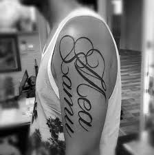 You can get fine line ink or a very detailed, realistic skull. 60 Namen Tattoos Fur Manner Schriftzug Design Ideen Names Tattoos For Men Tattoos For Guys Name Tattoos On Arm