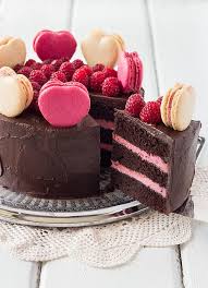 Raspberri Cupcakes Chocolate Raspberry Layer Cake With Macarons Desserts Yummy Cakes Cake Recipes