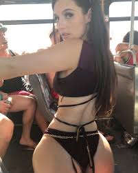 Would You Mind Letting Her Sit In Your Lap? Foto Porno - EPORNER