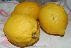 Il limoncello è uno dei liquori, non a torto, più famosi, un liquore profumatissimo, ottimo come digestivo e, inoltre, può essere utilizzato per la preparazione di numerosi dolci e creme, o come bagne per torte, oppure per irrorare le. Ricetta Limoncello Di Casa Mia