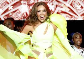 No es fácil entender todas las referencias, pero el ingenio burbujea en cada verso con tanta brillantez como maldad. Como Le Hace Thalia Para Mantenerse Joven La Opinion