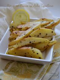 Spennellare le patate con altra miscela di burro fuso, quindi cospargere di mozzarella e parmigiano. Patate Al Burro Ed Erba Cipollina