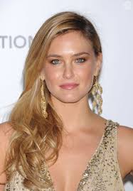 Photo : Bar Refaeli lors de la soirée post-Oscars de la fondation Elton John.  Los Angeles, le 26 février 2012.
