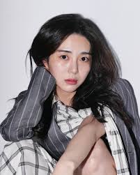 權珉娥 （ 韓語：권민아 gwon min a ，英語： kwon min a ，1993年9月21日 － ），藝名 珉娥 （ 韓語：민아 min a ，英語： min a ）， 韓國 女 藝人 ，名字曾錯譯為 權珉阿 和 權玟娥 ，曾為 fnc娛樂 旗下女子組合 aoa 之副唱、領rapper、貝斯手。. Aoaç‰å¨¥æ·±å¤œå†poè‡ªæ®˜ç…§é‡æéœ¸å‡Œ å¸Œæœ›ä¸è¦å†æœ‰å'Œæˆ'ä¸€æ¨£çš„äºº å¨›æ¨‚ æ–°é ­æ®¼newtalk