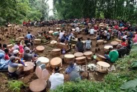 Dan bagi anda yang ingin menggunakan sarana spiritual yang secara praktis. Tradisi Nyadran Di Lereng Gunung Sumbing Temanggung Republika Online