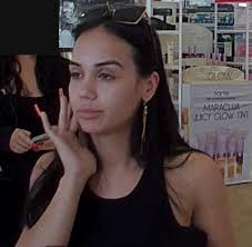 MISSED CONNECTIONS UPDATE— WE MADE A LONG-DISTANCE CONNECTION! Much like  the Kardashians, it turns out our girls are international✈️ And apparently  they are comfortable with an open relationship because they've had “dates”