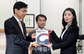 2020년 8월 7일 노영민 비서실장과 청와대 직속 5수석 전원 최근. í¬í†  ì •ë¶€ ê°œí—Œì•ˆ êµ­íšŒ ì œì¶œ