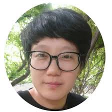 二姐爱美食-  酥到掉渣‼️奶黄酥皮月饼🥮。被家人夸爆的奶黄酥皮月饼🥮今天给大家安排上啦～”香酥掉渣的曲奇酥皮➕搭配奶香浓郁的奶黄馅，不甜不腻超级好吃😋附上详细做法，给家人安排起来吧～  🌠奶黄馅食材：鸡蛋2个| 牛奶125克| 细砂糖40克| 低筋粉35克| 玉米淀粉15克 ...