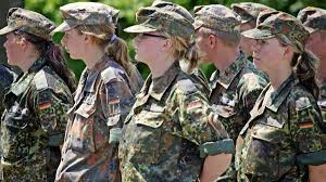 Die dienstgradabzeichen der bundeswehr dienen der darstellung der dienstgrade der bundeswehr. Soldatinnen Beim Trageversuch Umstandsmode Bei Der Bundeswehr