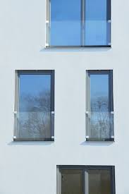 Gm Windoorail Frameless Mehrfamilienhaus In Deutschland Haus Fassadengestaltung Balkon Glas