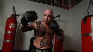 Boxeador australiano y luchador de mma. Powzgd Wvjgfwm