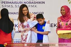 Son altesse royale ( duli yang maha mulia ) tengku permaisuri norashikin binti abdul rahman, tengku permaisuri de selangor. Selangor Royal Office On Twitter 19 Januari 2020 Dymm Tengku Permaisuri Selangor Tengku Permaisuri Norashikin Berkenan Berangkat Menyempurnakan Program Prihatin Kembali Ke Sekolah Anjuran Yayasan Myprihatin Yang Berlangsung Di Dewan Mbsa