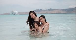 Hasil gambar untuk wulan guritno seksi bikini