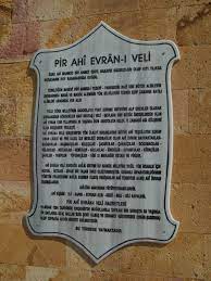 Asıl adı nasıruddin mahmud ahi evran bin abbas olan ahi evran, 1171 yılında azerbaycan'ın hoy şehrinde doğmuş ve 1261 yılında kırşehir'de vefat etmiştir. Ahi Evran Vikipedi