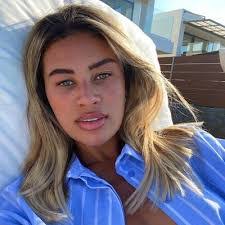 Danielle Hearn's Instagram, Twitter & Facebook