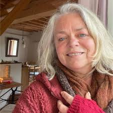 Ik zit in een stiltecoupé in de trein. Iedereen in z'n eigen wereld, in…