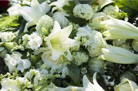 Tempat suci umat hindu disebut dengan nama pura. Bunga Di Pemakaman Halaman All Kompas Com