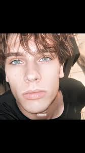 Damian Bratcher's Instagram, Twitter & Facebook