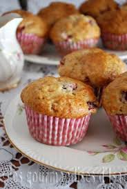 Muffins Au Yogourt Bananes Et Fraises Recette Muffin Recette Muffin Banane Recette Dessert