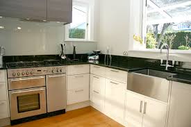 mixed traditional / modern kitchen in