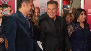 Se qualcuno ancora credesse alla sindrome del figlio di mezzo jessica springsteen, 29 anni, ne è la smentita vivente. Bruce Springsteen Obama Spotify Podcast Baby Steps To Making Family