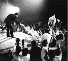 عبدالحليم حافظ في قاعة سينما النصر خلال زيارته بغداد عام 1964 Baghdad Historical Pictures Iraq