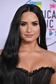 With arms at full stretch con los brazos completamente extendidos; Demi Lovato Celebrated Stretch Marks With Glitter