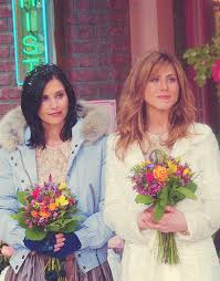 Phoebe S Bridesmaids Monica Rachel There Dresses Are So Amazing But You Never Get To See The Whole Things Because T Friends Cast Jennifer Aniston Friends Tv
