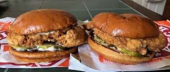 Popeyes chicken sandwich calories a spokesperson for popeyes did confirm to prevention.com that their chicken sandwich contains 690 calories, but we unfortunately don't have exact details on fat,. Grubgradereview Chicken Sandwiches From Popeyes Grubgrade