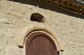 Oeil De Boeuf Au Dessus De La Seconde Porte De Saint Pierre De Pierrevert Avec Images Oeil De Boeuf Eglise Saint Pierre