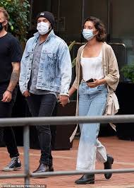 Australia's latest hollywood transplant and his model girlfriend were recently spotted on the beaches of sydney, which marked the couple's newest sighting following last weekend's romantic date night. 4nlkp H1tgvzom