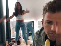 On saturday, julian büscher (27) provided his now almost 97,000 followers with new, extremely kitschy images from their vacation in the maldives. Sarah Lombardi Tanzt Wild Auf Dem Tisch So Benimmt Sich Keine Mutter People