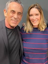 Joli souvenir d'une journée où David Strano était venu nous photographier  sur le plateau des Guignols Yves Lecoq et moi avec nos animaux ma petite  chienne Fidji et Yves avec Choky .