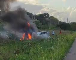 Jogador do ABC e esposa se ferem em acidente com carro em chamas na BR-101