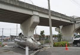 タンクローリーが側壁に衝突、運転手死亡しタンク落下 - 産経ニュース