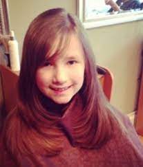 The hair is worn in soft curls with a lot of volumes. Pin On Style And Fashion