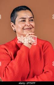 Foto di profilo di una giovane bella donna bionda sorridente in piedi  isolato su parete di sfondo colorato indossando tutti i giorni vestiti alla  moda aspetto Foto stock