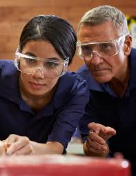 ILLINOIS COMMUNITY COLLEGES' ECONOMIC IMPACTS AND STUDENT EMPLOYMENT  OUTCOMES