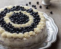 Sur La Base D Une Foret Noire Mais Sans Chocolat Et Avec Des Myrtilles La Foret Blanche Aux Myrtil Coco Cuisine Recette Gateau Facile Gateau Halloween Facile