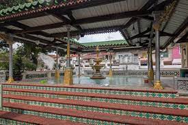The original structure built by indian muslim the architectural design of the mosque is a cross between sumatran, chinese, hindu, and the melaka malay. Kampung Kling Mosque A Photo From Melaka West Trekearth