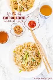 1 butir telur, kocok lepas. Master The Technique To Prepare Delicious Kwetiau Goreng Char Kway Teow Add Meat To This Vegetarian Version To C Chinese Cuisine Recipes Yummy Noodles Cooking