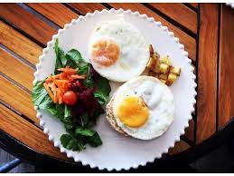 Diet dengan makanan tinggi proteinini tidak berarti mengganti karbohidrat dengan protein, namun lebih meningkatkan konsumsi protein dari 10 sampai 20 persen menjadi 30 sampai 40 persen. 10 Makanan Yang Mengandung Protein Untuk Diet Turunkan Bb